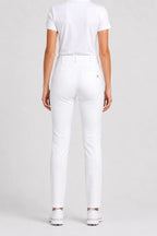 Pantalon chino de golf femme blanc, vue de dos, poches arrière et bas de jambe.