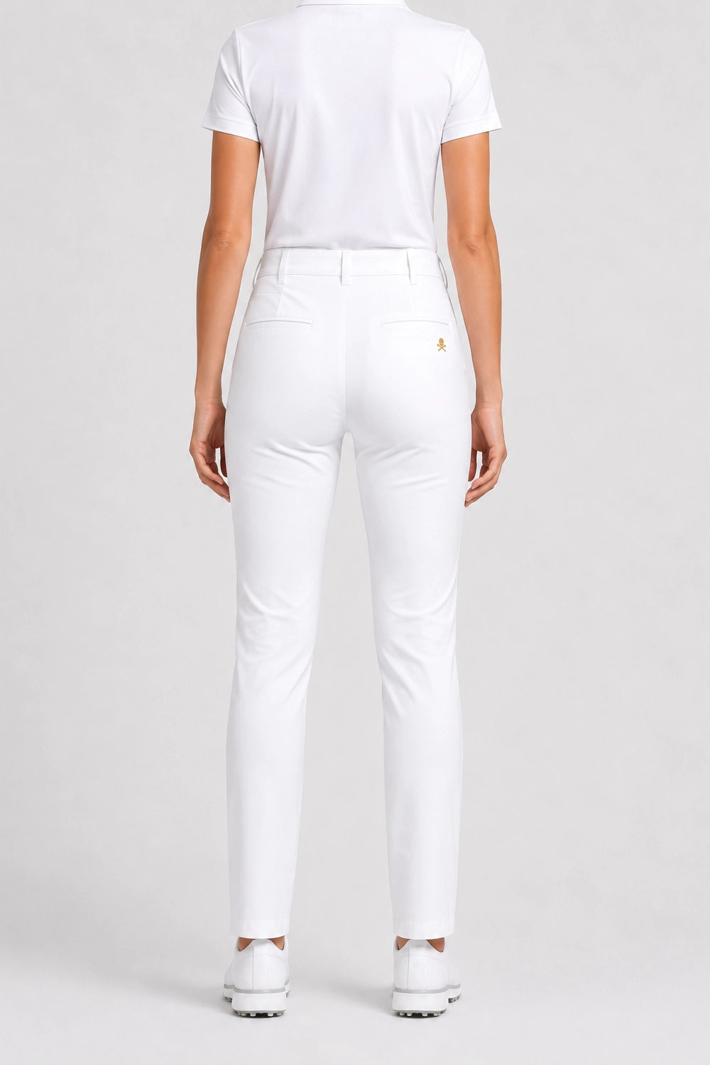 Pantalon chino de golf femme blanc, vue de dos, poches arrière et bas de jambe.
