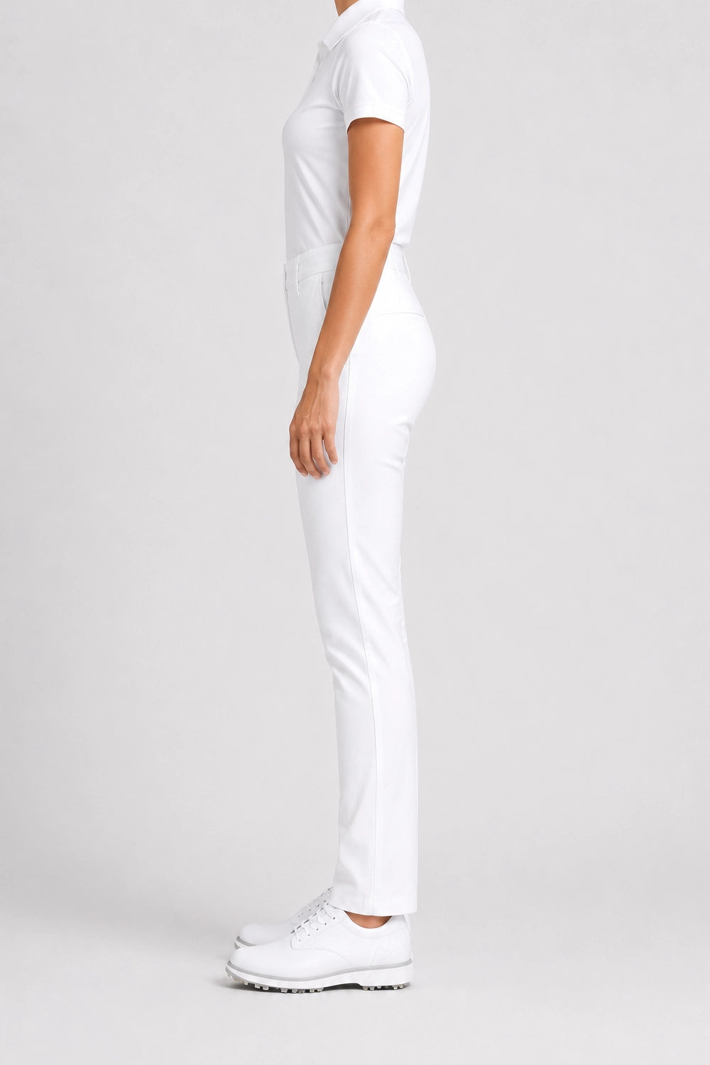 Pantalon chino de golf femme blanc, vue de côté, fermeture boutonnée et passants de ceinture.