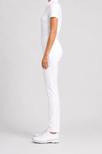 Pantalon chino de golf femme blanc, vue de côté, fermeture boutonnée et passants de ceinture.