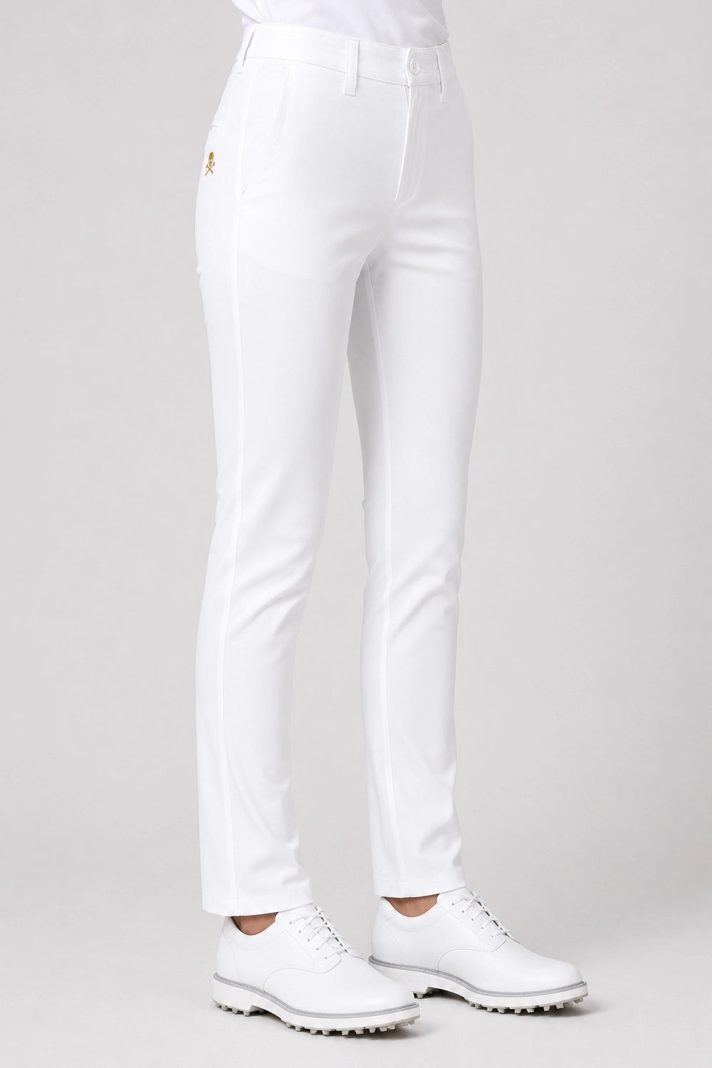 Pantalon de golf chino blanc, taille ajustée, poches avant, ourlet près de la chaussure.