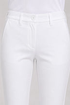 Pantalon de golf chino blanc : bouton à la ceinture et passants de ceinture.