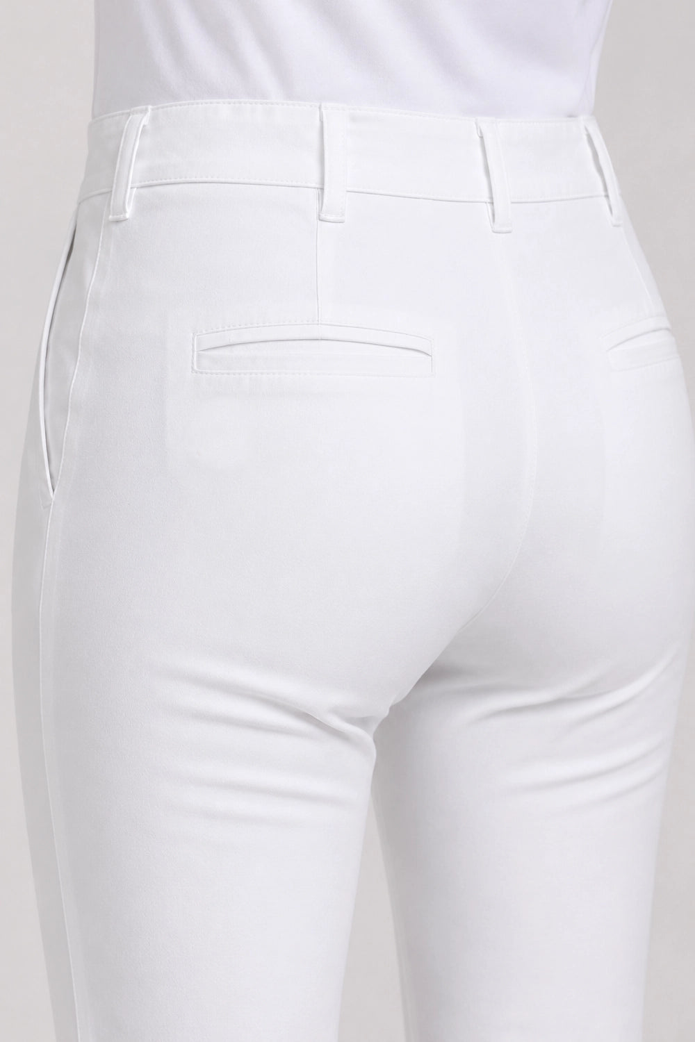 Pantalon de golf chino blanc, couture dos et poches arrière discrètes.