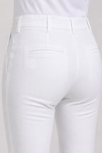 Pantalon de golf chino blanc, couture dos et poches arrière discrètes.