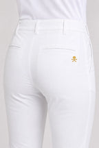 Pantalon de golf chino blanc, couture latérale et petit emblème jaune.