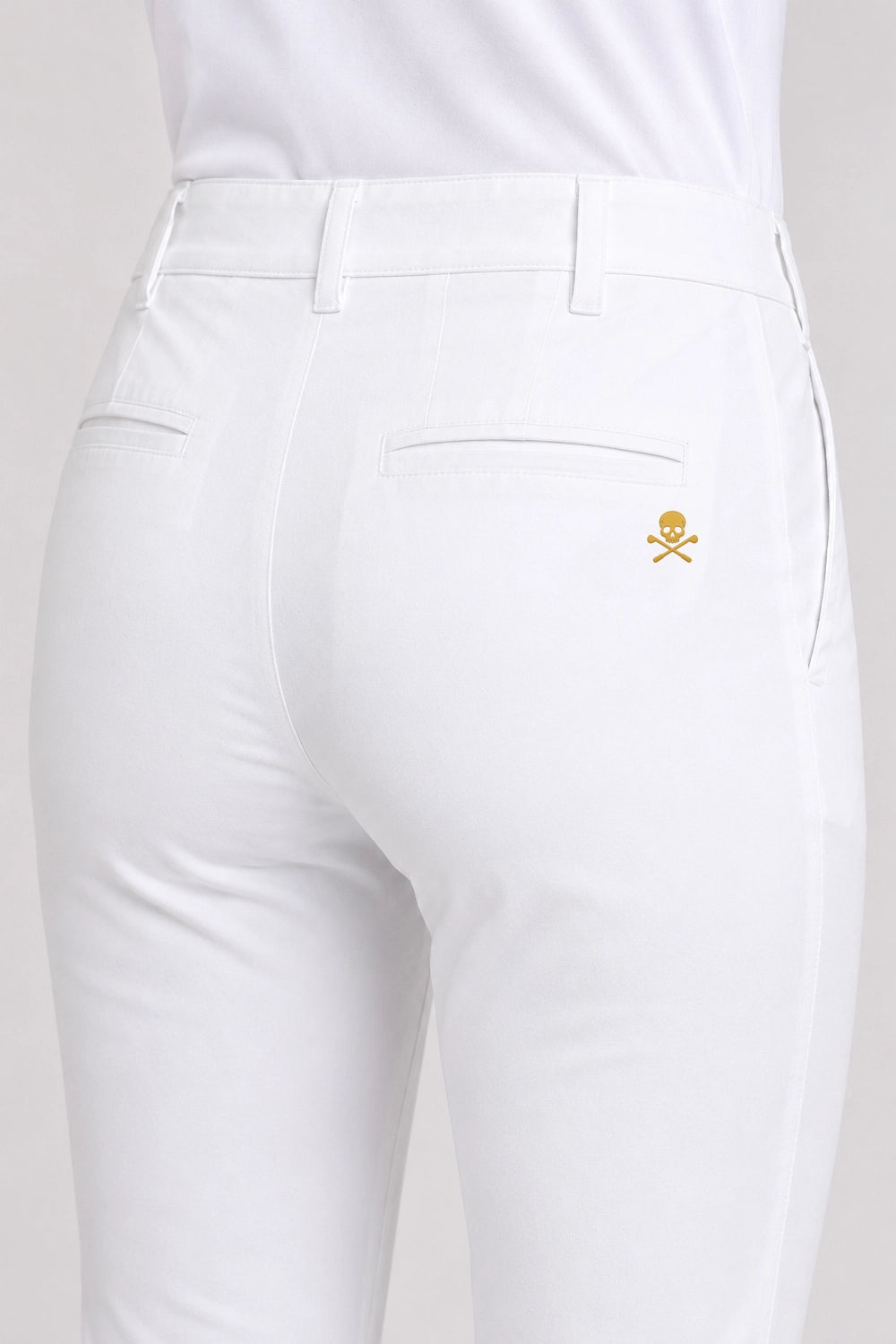 Pantalon de golf chino blanc, couture latérale et petit emblème jaune.
