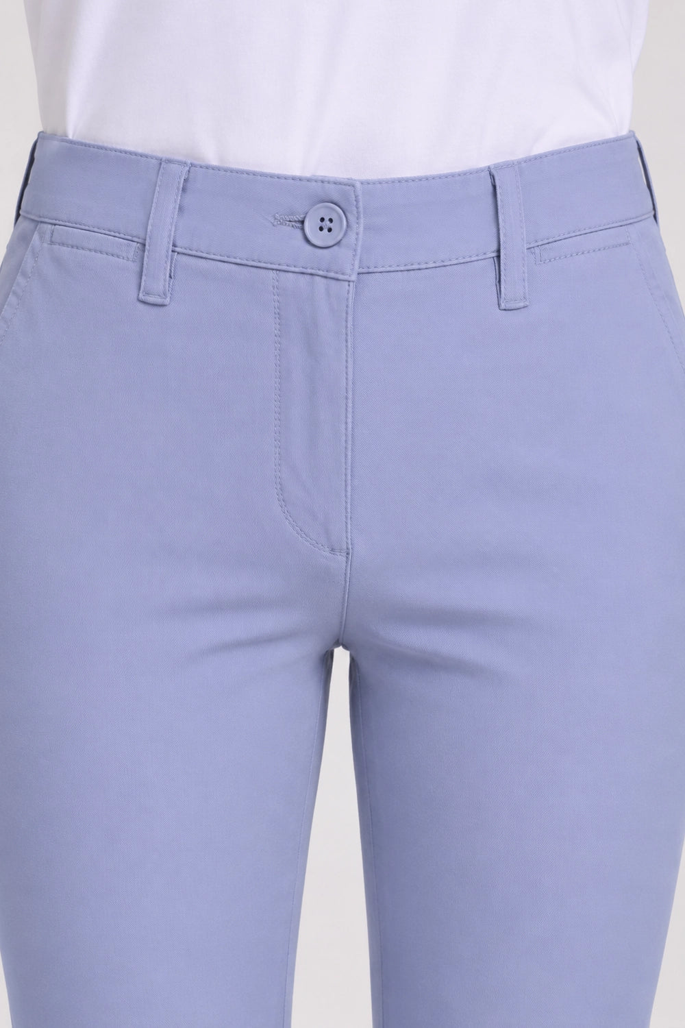 Pantalon de golf chino bleu clair : bouton à la ceinture, passants et poches.