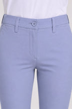 Pantalon de golf chino bleu clair : bouton à la ceinture, passants et poches.