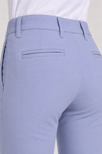 Pantalon de golf chino bleu clair, poches arrière et surpiqûres.