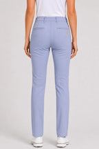 Pantalon de golf chino bleu clair, coupe droite, poches avant et finitions propres.