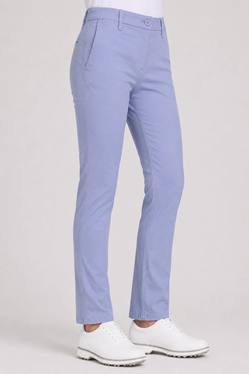 Pantalon chino de golf femme bleu ciel, vue de face sur la jambe, fermeture à bouton