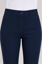 Pantalon chino de golf femme bleu marine, taille avec bouton et passants, vue rapprochée
