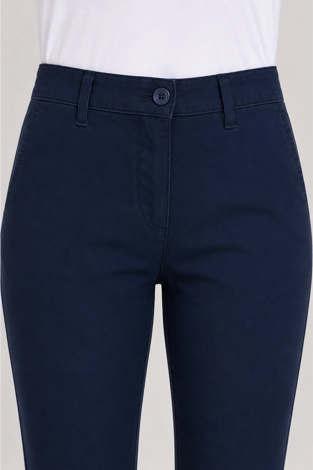 Pantalon chino de golf femme bleu marine, taille avec bouton et passants, vue rapprochée