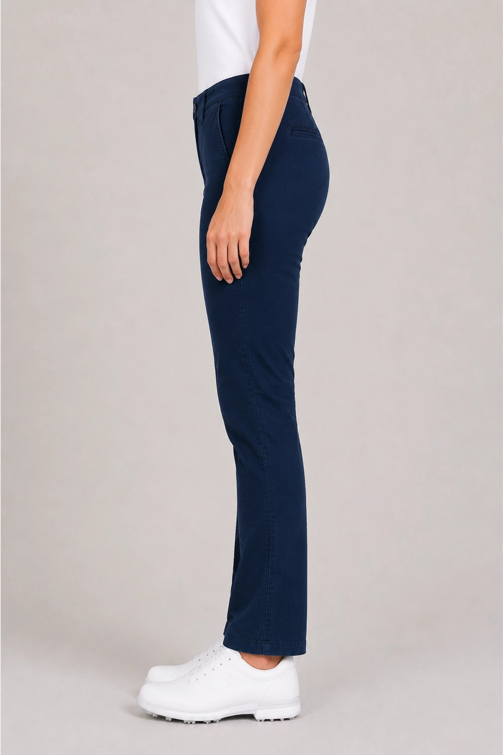 Pantalon chino de golf femme bleu marine, vue de côté, coupe droite, ourlet près des chaussures
