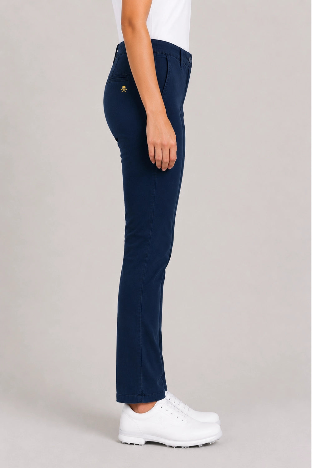 Pantalon chino de golf femme bleu marine, profil jambe et poche, coupe droite, taille boutonnée