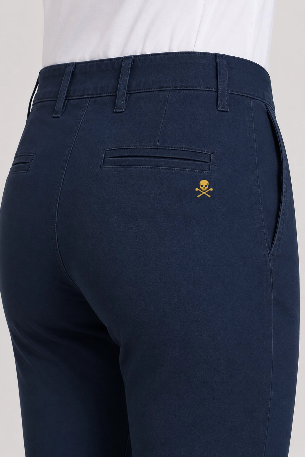 Pantalon chino de golf femme bleu marine, poches arrière et logo brodé sur le côté
