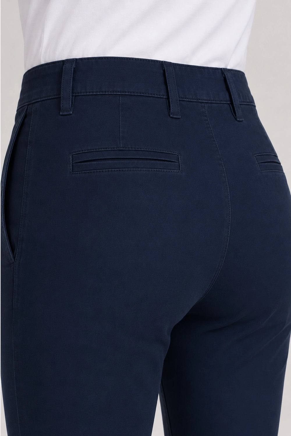 Pantalon chino de golf femme bleu marine, vue arrière avec passants et poche incrustée