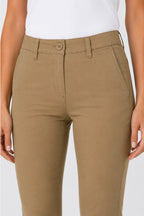 Pantalon chino de golf femme beige camel, fermeture à boutons et passants de ceinture