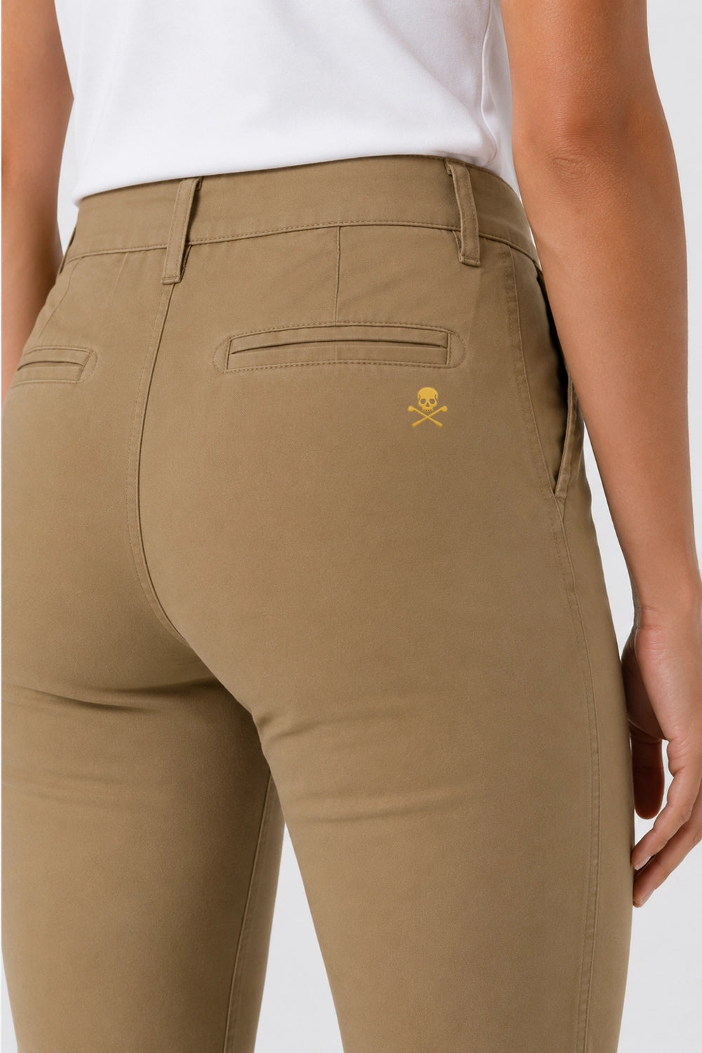 Pantalon chino de golf femme beige camel, vue arrière avec poche et logo discret