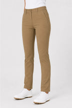 Pantalon chino de golf femme beige camel, vue de pied, ourlet et poches avant