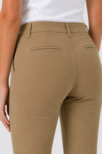 Pantalon chino de golf femme beige camel, gros plan poche arrière et couture latérale