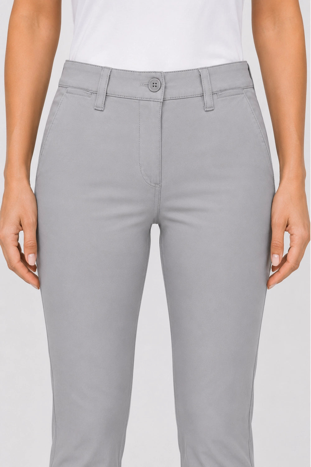 Pantalon chino femme gris clair, fermeture boutonnée et passants de ceinture.