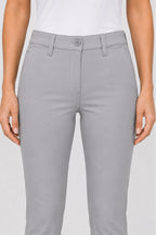 Pantalon chino femme gris clair, fermeture boutonnée et passants de ceinture.