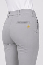 Pantalon chino femme gris clair, poche arrière avec surpiqûres et logo discret.