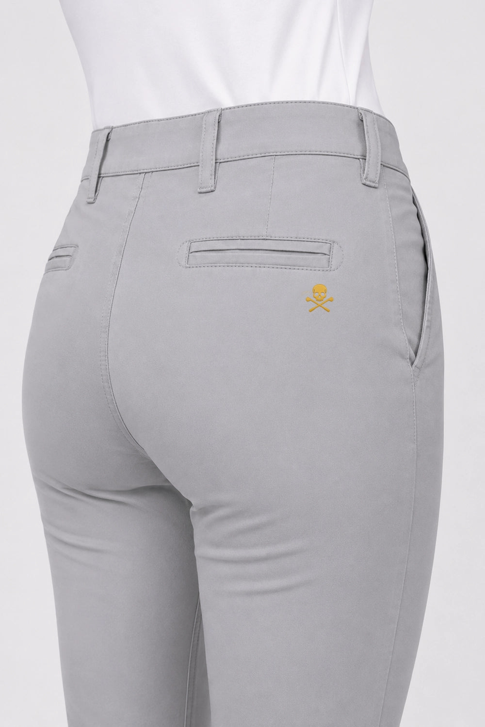 Pantalon chino femme gris clair, poche arrière avec surpiqûres et logo discret.