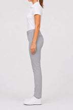 Pantalon chino femme gris clair, vue de profil avec jambes droites et taille boutonnée.