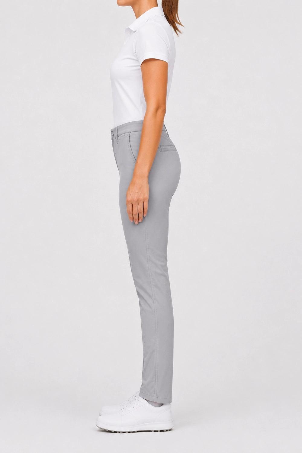 Pantalon chino femme gris clair, vue de profil avec jambes droites et taille boutonnée.