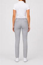 Pantalon chino femme gris clair, vue de dos avec ceinture et poches discrètes.