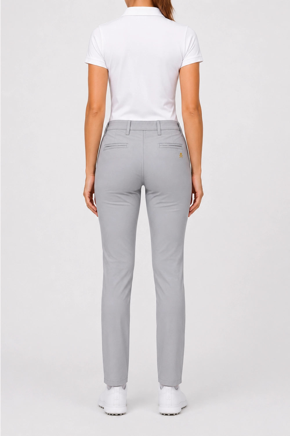 Pantalon chino femme gris clair, vue de dos avec ceinture et poches discrètes.