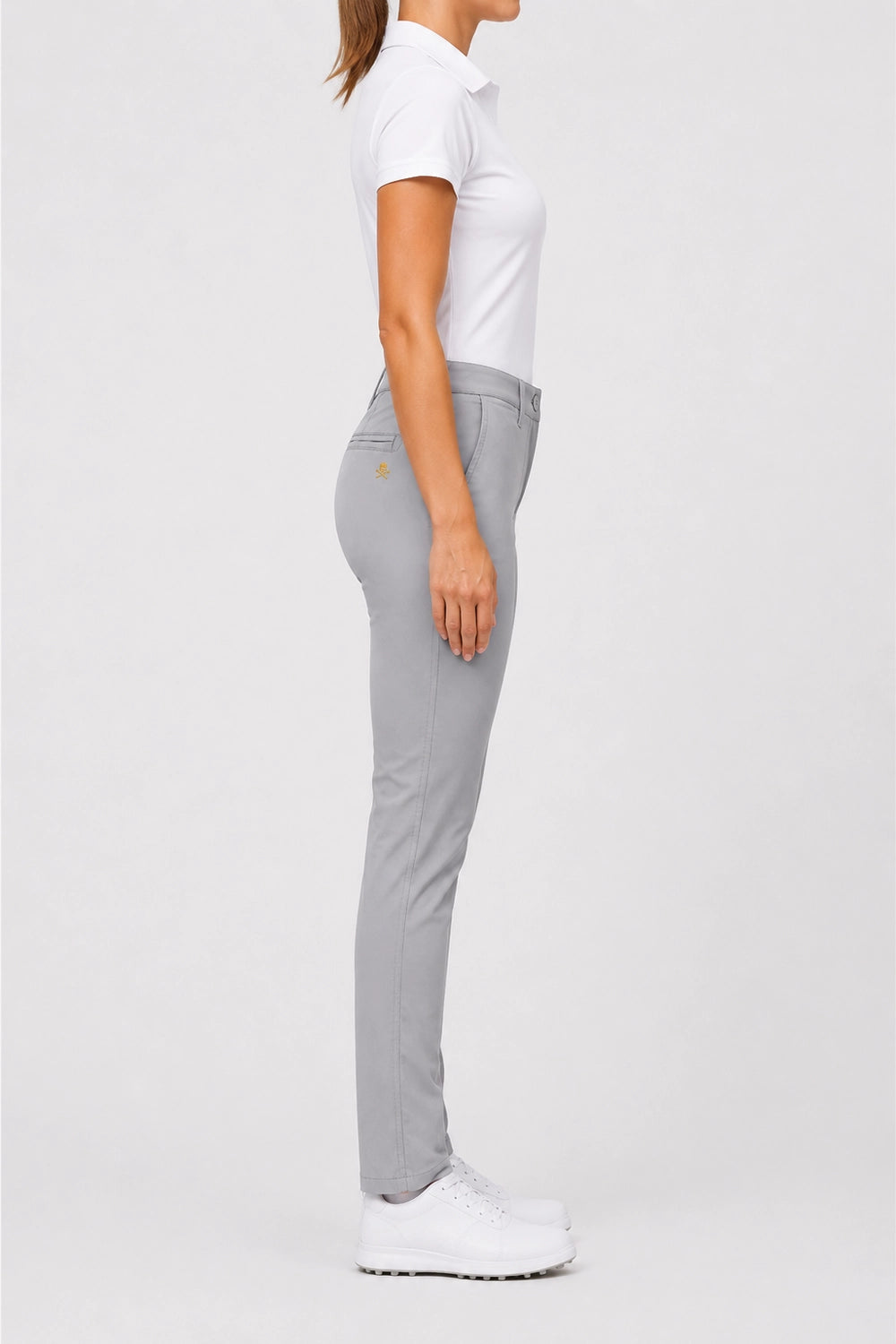 Pantalon chino femme gris clair, vue de profil avec couture latérale et poche latérale.