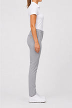 Pantalon chino femme gris clair, vue de profil avec couture latérale et poche latérale.