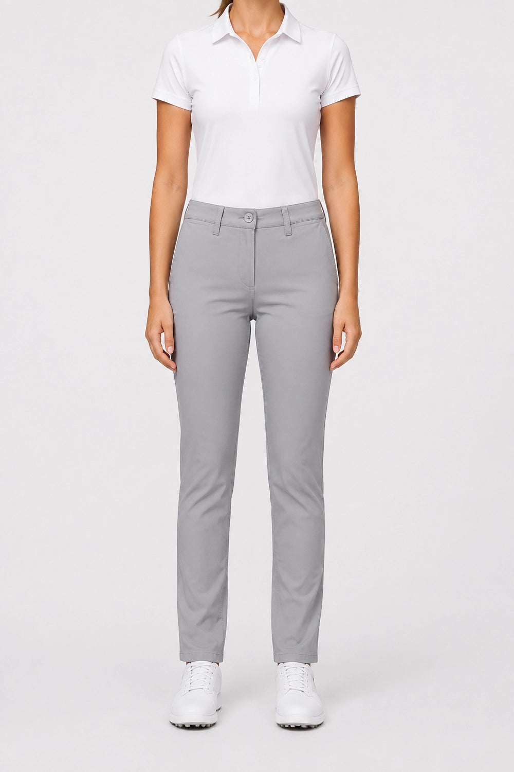 Pantalon chino femme gris clair, face avant avec fermeture à bouton et passants.