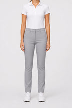 Pantalon chino femme gris clair, face avant avec fermeture à bouton et passants.