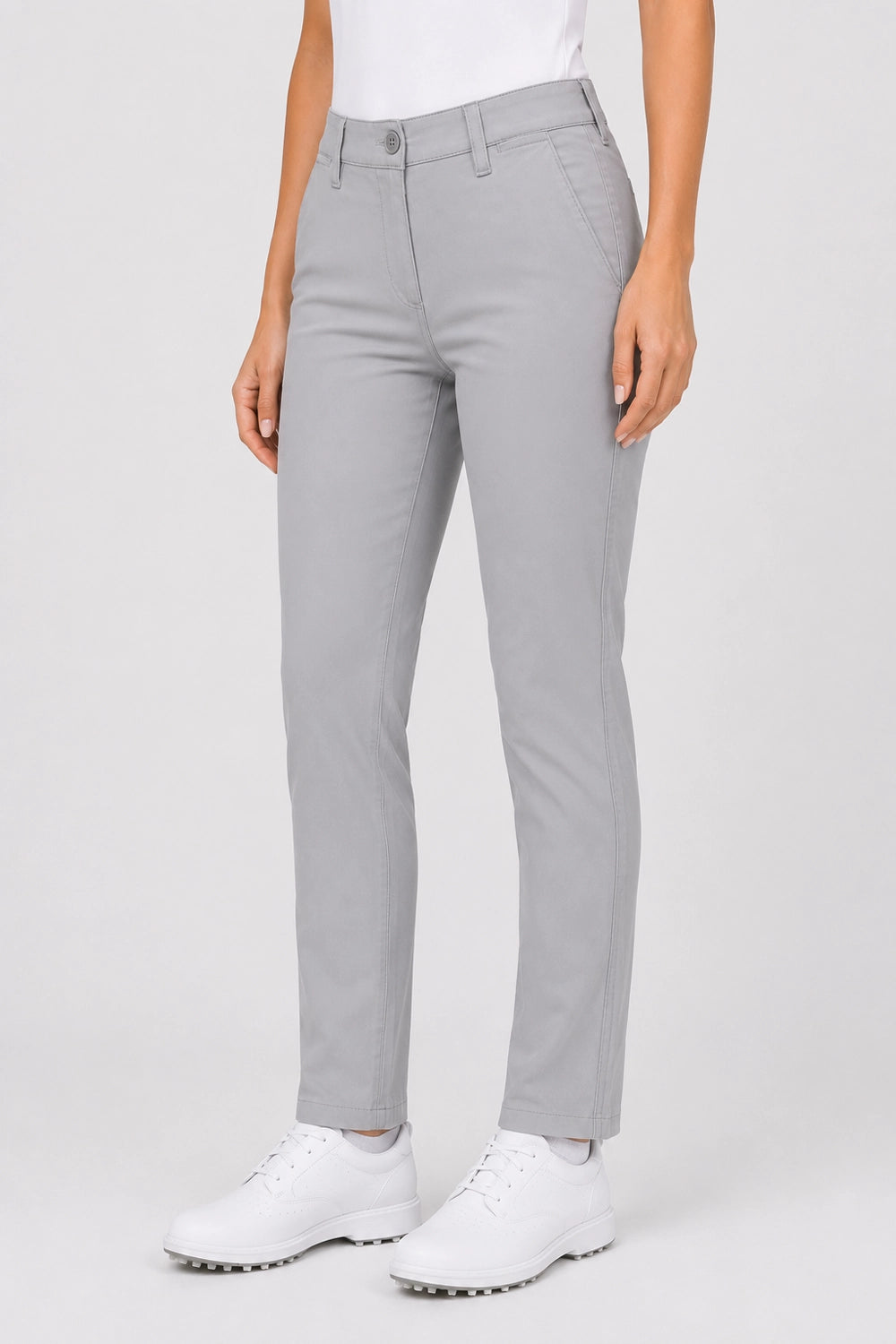 Pantalon chino femme gris clair, vue rapprochée des jambes droites et bas ourlé.
