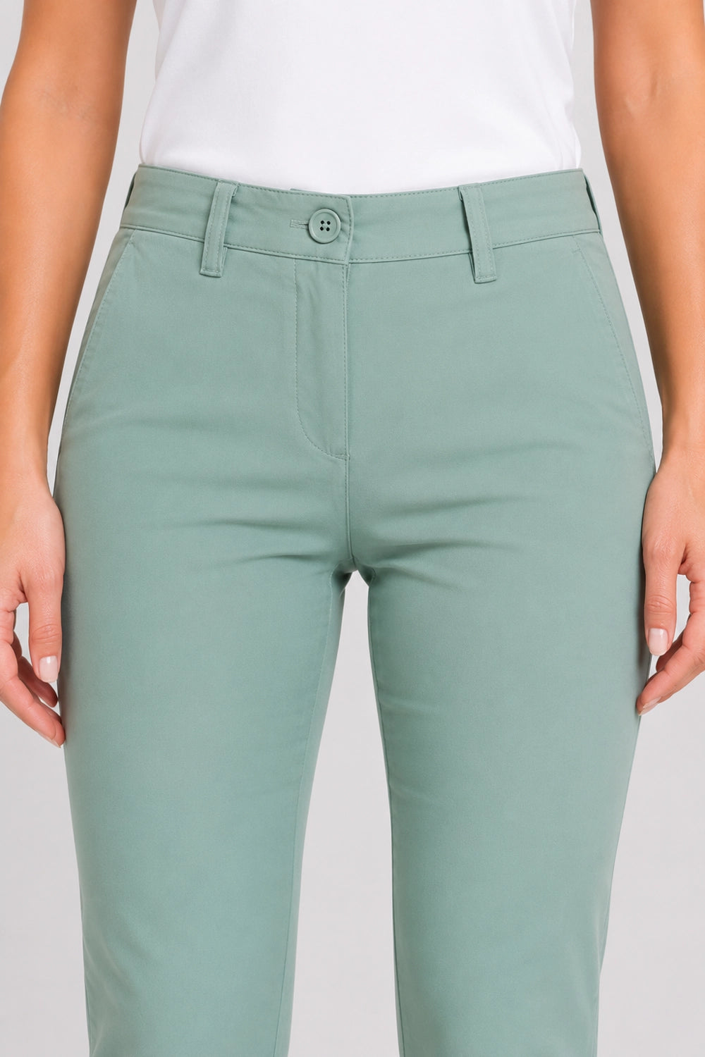 Pantalon chino femme vert sauge, ceinture boutonnée et passants de ceinture.