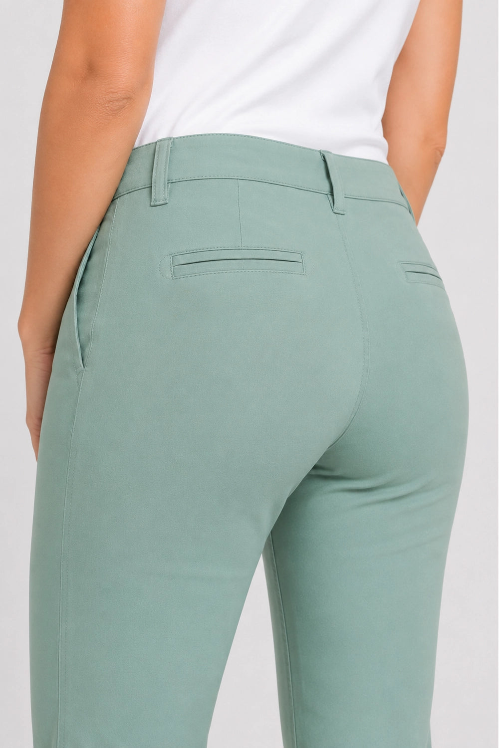 Pantalon chino femme vert sauge, vue de côté avec poche arrière et surpiqûre.