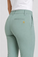 Pantalon chino femme vert sauge, vue arrière avec logo brodé discret et poches.