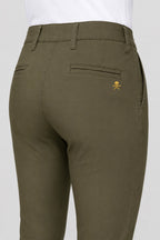 Pantalon chino de golf femme kaki foncé, poche arrière et logo discret