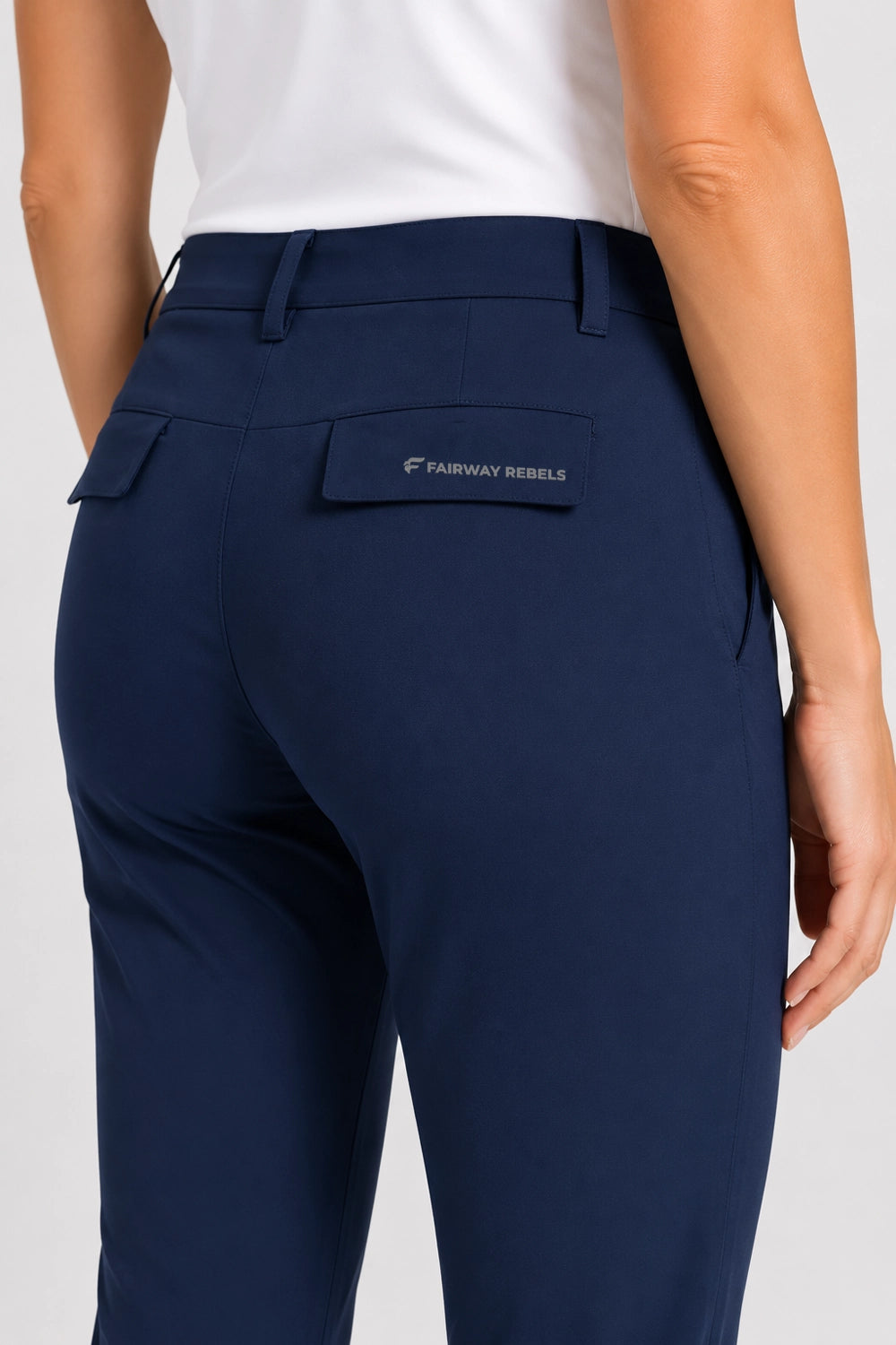 Pantalon de golf femme bleu marine, taille à passants, poches et patte boutonnée.