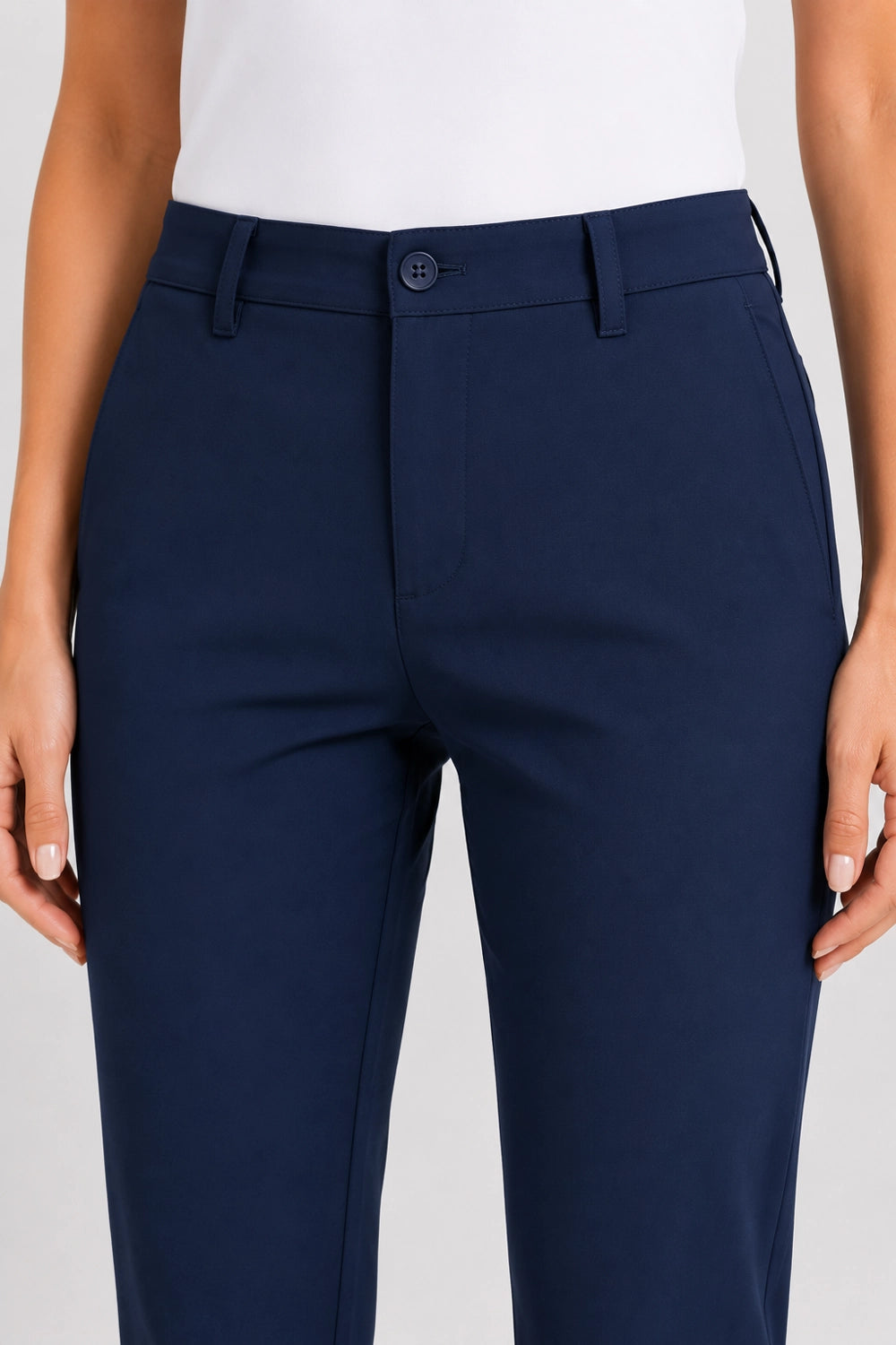 Pantalon de golf femme bleu marine, fermeture à bouton et passants, poches latérales.