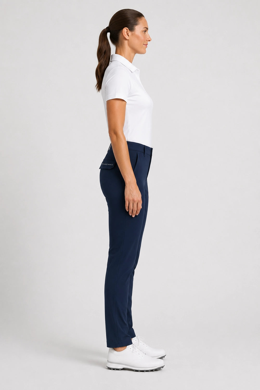 Pantalon de golf femme bleu marine, vue de profil, coupe droite à chevilles.