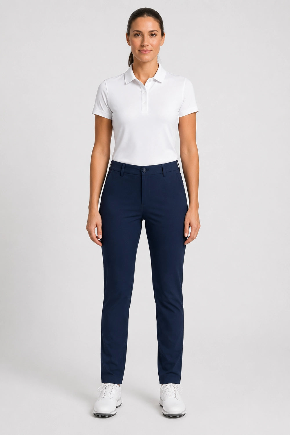 Pantalon de golf femme bleu marine, tenue complète, taille boutonnée et poches.