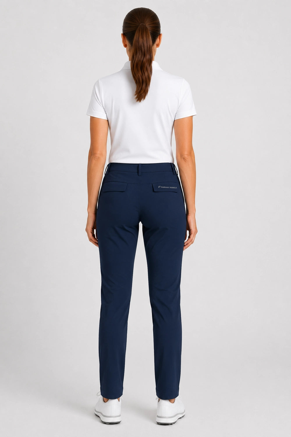 Pantalon de golf femme bleu marine, vue de dos, coupe ajustée et jambes droites.