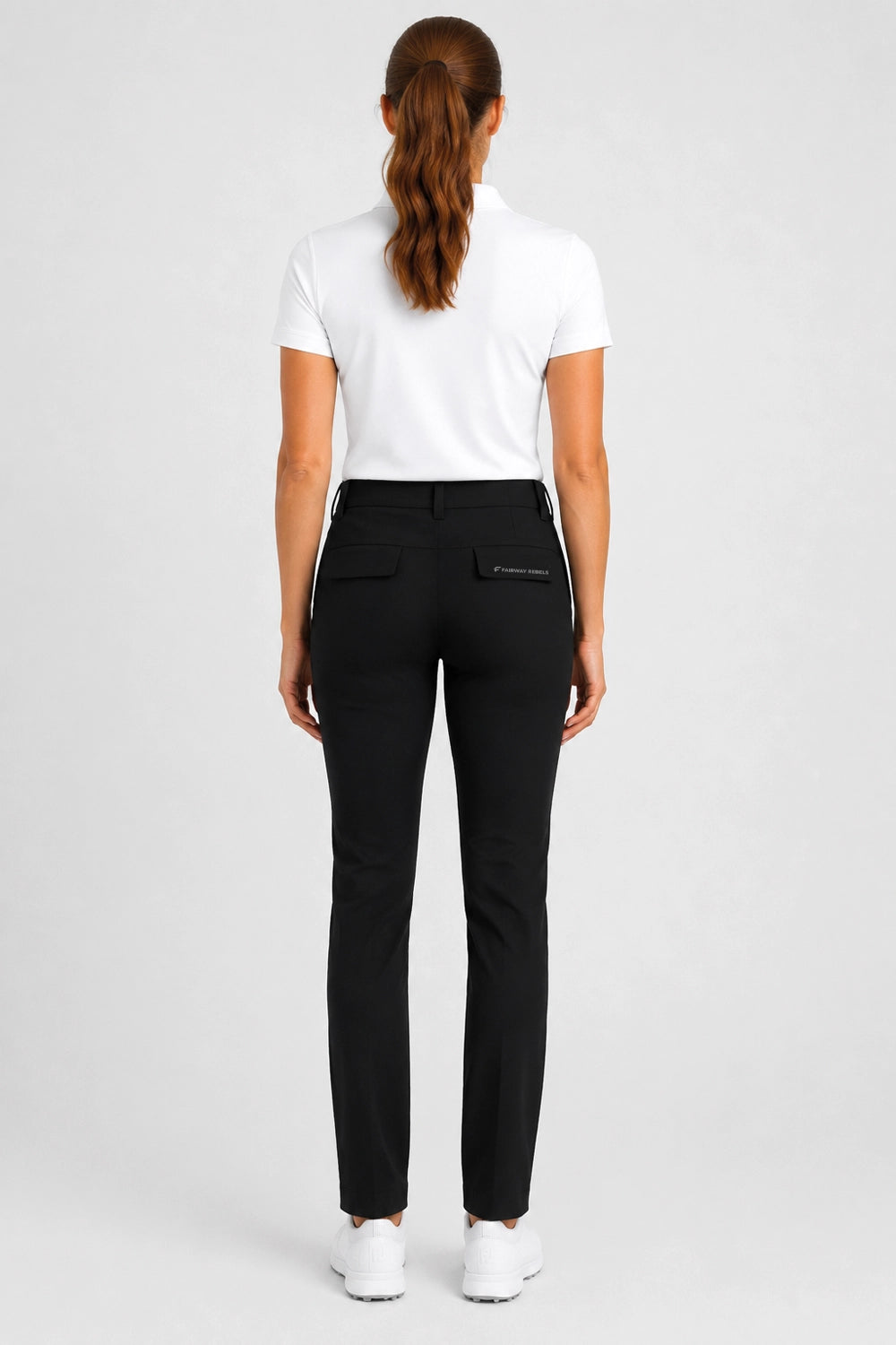 Pantalon de golf femme noir, vue de dos, coupe droite et chevilles ajustées.