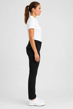Pantalon de golf femme noir, vue de profil, taille boutonnée et jambe droite.