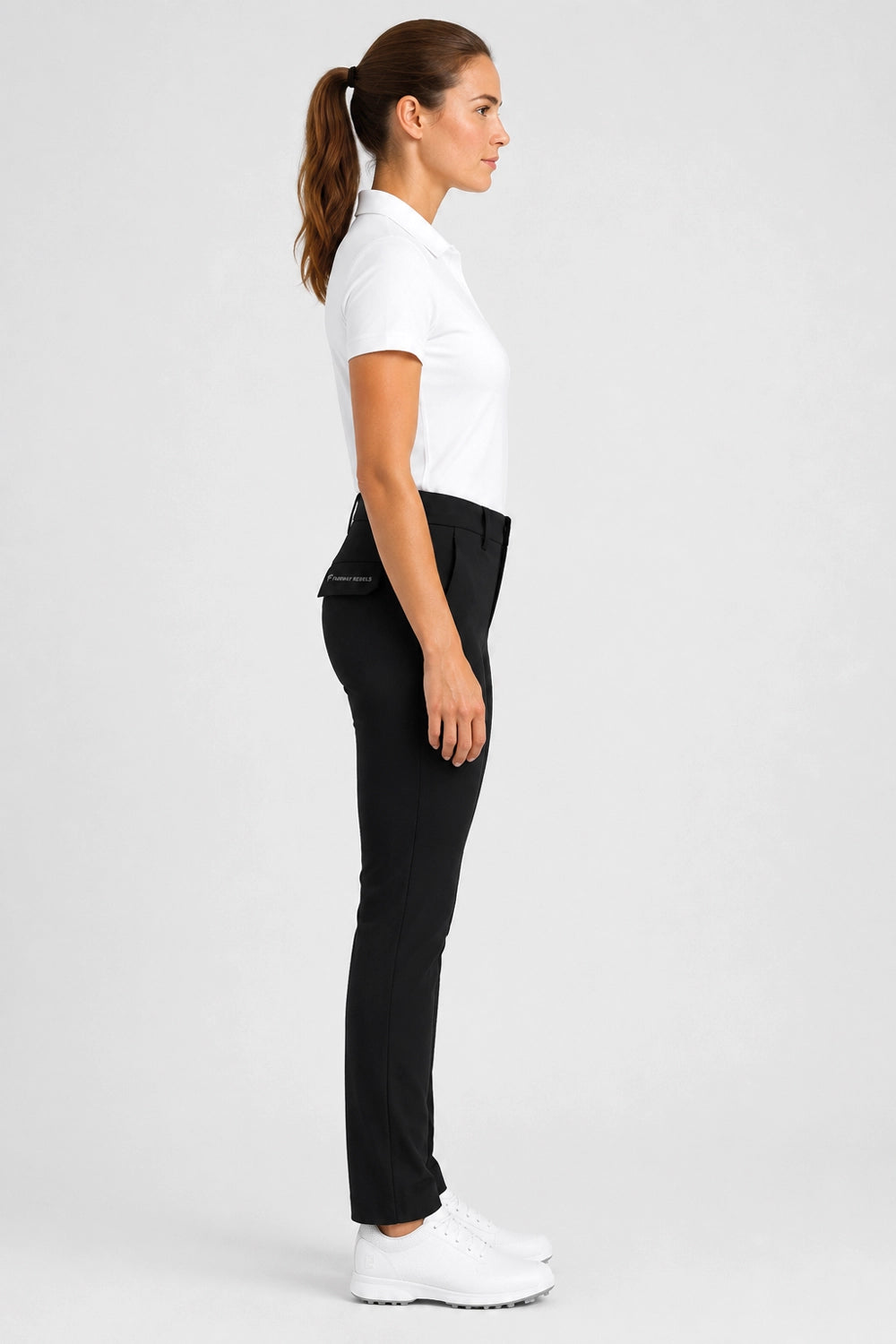 Pantalon de golf femme noir, vue de profil, taille boutonnée et jambe droite.